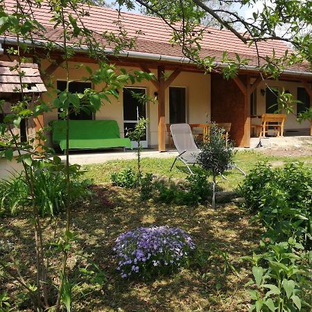 Flora Apartmanok Kehidakustány Exteriér fotografie